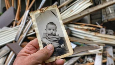 Milionario Demolisce la Casa di un Anziano e Trova Inaspettatamente una Foto della Sua Infanzia tra le Macerie