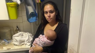 Giovane Mamma Compra una Vecchia Lavatrice che Paga a Malapena, e Poi Trova una Nota Dentro