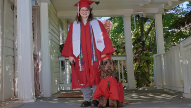 Cane di Servizio Celebra la Laurea al Liceo Con Tocco e Toga Personalizzati