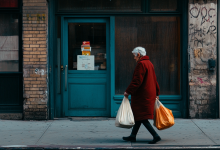 Hai aiutato la nonna con le borse, ma si è rivelata essere la tua vicina d’infanzia