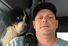 Gli occhi del cane dicono tutto dopo il drammatico salvataggio dalle inondazioni dell’uragano