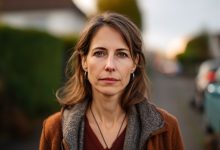 Mio marito se n’è andato con un’altra donna… ma anni dopo è tornato con una minaccia — e una figlia tra le braccia…