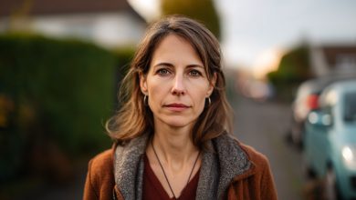 Mio marito se n’è andato con un’altra donna… ma anni dopo è tornato con una minaccia — e una figlia tra le braccia…