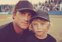 Sono passati due anni da quando mia moglie è morta: ieri mio figlio mi ha detto che l’aveva vista a scuola. Oggi sono andato a prenderlo… e quello che ho visto ha cambiato tutto…