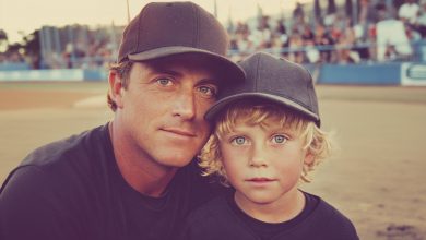 Sono passati due anni da quando mia moglie è morta: ieri mio figlio mi ha detto che l’aveva vista a scuola. Oggi sono andato a prenderlo… e quello che ho visto ha cambiato tutto…