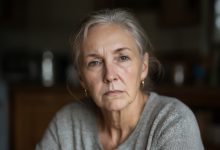 Dopo 30 anni di vita insieme, mio marito mi ha lasciato per la sua amica d’infanzia. Allora non sapevo ancora che questo colpo avrebbe aperto la porta a segreti che mi avrebbero scosso più del tradimento stesso