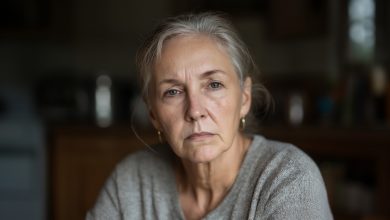 Dopo 30 anni di vita insieme, mio marito mi ha lasciato per la sua amica d’infanzia. Allora non sapevo ancora che questo colpo avrebbe aperto la porta a segreti che mi avrebbero scosso più del tradimento stesso