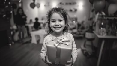 Il mio ex marito è venuto al compleanno di nostra figlia con una scatola enorme. La bambina strillava di gioia. Ma poi ha detto una frase… e la festa è finita in lacrime… Il mio ex marito è venuto al compleanno di nostra figlia con una scatola enorme. La bambina strillava di gioia. Ma poi ha detto una frase… e la festa è finita in lacrime…