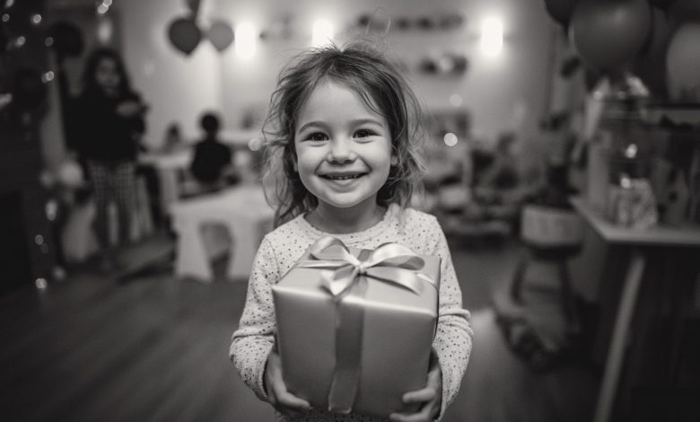 Il mio ex marito è venuto al compleanno di nostra figlia con una scatola enorme. La bambina strillava di gioia. Ma poi ha detto una frase… e la festa è finita in lacrime… Il mio ex marito è venuto al compleanno di nostra figlia con una scatola enorme. La bambina strillava di gioia. Ma poi ha detto una frase… e la festa è finita in lacrime…