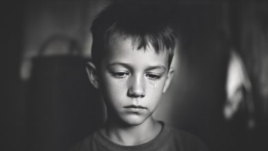 Quando mio figlio è tornato da scuola in lacrime e mi ha sussurrato: “Mamma, hanno detto che siamo poveri…”, qualcosa dentro di me si è spezzato. Ma proprio quella frase ha cambiato tutto…