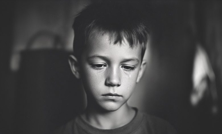 Quando mio figlio è tornato da scuola in lacrime e mi ha sussurrato: “Mamma, hanno detto che siamo poveri…”, qualcosa dentro di me si è spezzato. Ma proprio quella frase ha cambiato tutto… Quando mio figlio è tornato da scuola in lacrime e mi ha sussurrato: “Mamma, hanno detto che siamo poveri…”, qualcosa dentro di me si è spezzato. Ma proprio quella frase ha cambiato tutto…