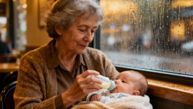 In quella piovosa giornata, sono entrata in un caffè per nutrire la mia nipotina che piangeva, ma invece di calore ho ricevuto un’ondata di negatività… e a un certo punto si è levata una voce maschile severa — e dopo le sue parole, nel caffè è calato il silenzio…