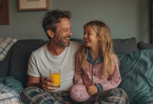 Mia figlia mi ha chiesto perché ha due papà. E tre giorni dopo, un uomo ha bussato alla nostra porta e ha dato risposte a tutte le domande…