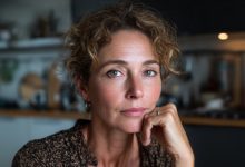 Sono tornata a casa, stanca dopo il lavoro. Nell’appartamento è buio, sul tavolo ci sono delle candele e la cena. Ho pensato — mio marito ha deciso di farmi una sorpresa. Ma quando è uscita mia suocera dal bagno… sono rimasta di stucco…