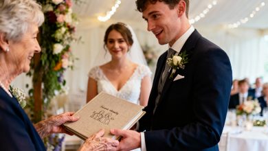 Quando mio nipote si è sposato, l’unico regalo che potevo fare era un album di famiglia, ma la sua reazione mi ha fatto piangere…