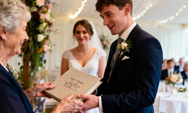 Quando mio nipote si è sposato, l’unico regalo che potevo fare era un album di famiglia, ma la sua reazione mi ha fatto piangere…