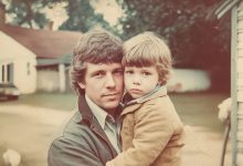 Quando avevo 18 anni, mio padre mi ha cacciato di casa. Anni dopo, mio figlio ha bussato alla sua porta — e ha fatto qualcosa che non mi sarei mai aspettato