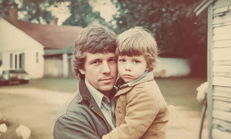 Quando avevo 18 anni, mio padre mi ha cacciato di casa. Anni dopo, mio figlio ha bussato alla sua porta — e ha fatto qualcosa che non mi sarei mai aspettato Quando avevo 18 anni, mio padre mi ha cacciato di casa. Anni dopo, mio figlio ha bussato alla sua porta — e ha fatto qualcosa che non mi sarei mai aspettato