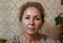 Mi sono presa cura di mio marito malato fino al suo ultimo respiro, ma quando se n’è andato, i suoi figli hanno deciso di buttarmi fuori di casa