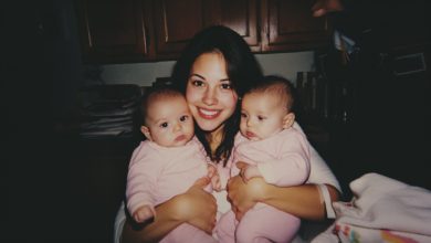 Mio marito mi ha cacciato di casa con i neonati gemelli. E 15 anni dopo è tornato con una richiesta che mi ha lasciata senza parole