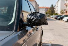 La strana richiesta della mia vicina di appendere un sacchetto allo specchietto della sua macchina, che ho capito solo dopo il suo ritorno…