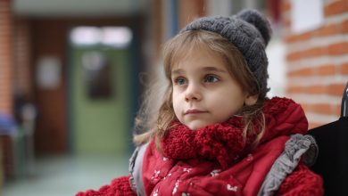 Una bambina “piena di problemi”