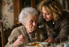 Ho accudito la mia matrigna, mentre suo figlio naturale non rispondeva neanche alle chiamate… Ma è stato lui il primo a scagliarsi contro di me dopo il funerale — per via di quanto trovato tra le sue cose