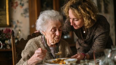 Ho accudito la mia matrigna, mentre suo figlio naturale non rispondeva neanche alle chiamate… Ma è stato lui il primo a scagliarsi contro di me dopo il funerale — per via di quanto trovato tra le sue cose