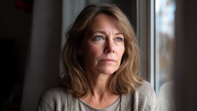 Pensavo che mio marito facesse tardi al lavoro per garantire una vecchiaia tranquilla. Ma la vicina mi ha aperto gli occhi su dove trascorreva davvero le serate…