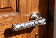 La ragione inaspettata per cui ho avvolto la maniglia della porta dei vicini con la pellicola di alluminio