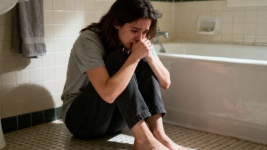 Mia figlia di 15 anni si chiudeva in bagno ogni giorno e non usciva a lungo. Ho scoperto la verità solo quando ho aperto la porta con forza…