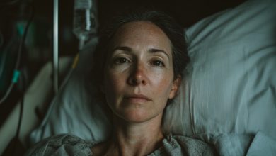 Sono svenuta per strada. Mi sono svegliata in ospedale — accanto a me c’era uno sconosciuto che mi teneva la mano. Ha chiamato l’ambulanza ed è venuto con me. Un’ora dopo è arrivato mio marito. Ha visto quell’uomo — ed è diventato pallido… Si è scoperto che l’uomo…