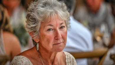 Al matrimonio di mio figlio mi è stato assegnato un posto alla fine della sala, come se fossi un’ospite occasionale e non sua madre. E poi è successo qualcosa a cui nessuno di noi era preparato…