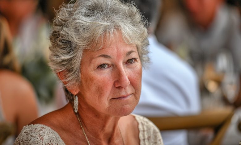 Al matrimonio di mio figlio mi è stato assegnato un posto alla fine della sala, come se fossi un’ospite occasionale e non sua madre. E poi è successo qualcosa a cui nessuno di noi era preparato…