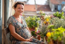 «Partorire a cinquanta anni?! Sei impazzita! Ci stai mettendo in imbarazzo!» — urlava mia figlia maggiore quando ha scoperto della mia gravidanza. Ma tre anni dopo è venuta da me in lacrime e mi ha detto qualcosa che non mi aspettavo…