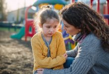 Una bambina di cinque anni si lamentava di un forte mal di stomaco e quando sua madre l’ha portata in ospedale, il medico ha detto improvvisamente: “Signora, sto chiamando la polizia proprio adesso”!