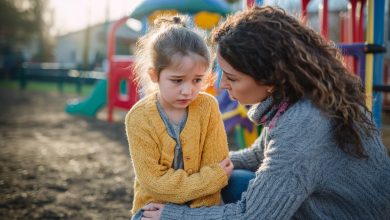 Una bambina di cinque anni si lamentava di un forte mal di stomaco e quando sua madre l’ha portata in ospedale, il medico ha detto improvvisamente: “Signora, sto chiamando la polizia proprio adesso”!