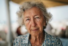 La mia nipotina di cinque anni ha detto a cena: «Nonna, tu non puoi sedere con noi, mamma ha detto che sei un vecchio peso». Tutti hanno riso. Io sono uscita in silenzio. La sera, mio figlio…