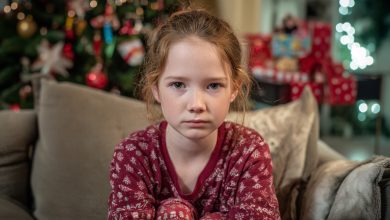 «Non farò regali alla nipote», — disse la suocera alla nostra figlia adottiva durante una festa di famiglia. La sera abbiamo preso delle misure, e già la mattina dopo era la nonna più amorevole con i regali…