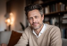 Ho lasciato mia moglie quando si è ammalata gravemente. Sono andato via con una giovane amante. Dopo due anni, la mia ex-moglie si è ristabilita e ho iniziato a vivere la vita che sognavo — ma si è scoperto che sognavo una cosa diversa…