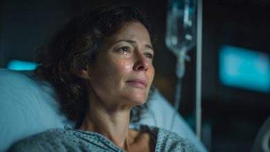 Ho cinquant’anni e sono finita in ospedale con una diagnosi seria. Mio marito e i figli sono partiti per le vacanze: “Guarisci, noi ci rilassiamo.” Ero sola dopo l’operazione e allora ho fatto una chiamata. Solo una. E quella chiamata ha cambiato tutto completamente…