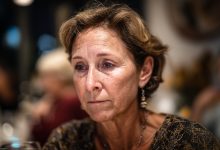 Sono andata a conoscere i genitori di mia nuora in un semplice abito economico… ed è stato proprio in quel momento che ho capito chi in quella famiglia sa rispettare le persone e chi invece fa solo finta