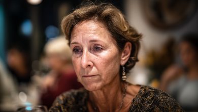 Sono andata a conoscere i genitori di mia nuora in un semplice abito economico… ed è stato proprio in quel momento che ho capito chi in quella famiglia sa rispettare le persone e chi invece fa solo finta