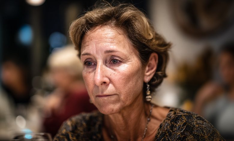 Sono andata a conoscere i genitori di mia nuora in un semplice abito economico… ed è stato proprio in quel momento che ho capito chi in quella famiglia sa rispettare le persone e chi invece fa solo finta