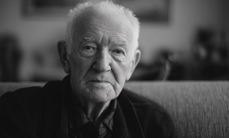 Il nonno mi ha cresciuta dopo la morte dei miei genitori e mi diceva sempre che, oltre a lui, non avevo nessuno. Ma due settimane dopo il suo funerale, ho ricevuto una telefonata… e tutto ciò che sapevo della mia vita si è rivelato una bugia Il nonno mi ha cresciuta dopo la morte dei miei genitori e mi diceva sempre che, oltre a lui, non avevo nessuno. Ma due settimane dopo il suo funerale, ho ricevuto una telefonata… e tutto ciò che sapevo della mia vita si è rivelato una bugia