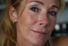 Mi sono precipitata nella stanza di mio figlio, pensando di sorprenderlo con una ragazza in qualcosa di indecente. Quello che ho visto mi ha fatto sentire una totale idiota