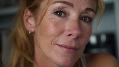 Mi sono precipitata nella stanza di mio figlio, pensando di sorprenderlo con una ragazza in qualcosa di indecente. Quello che ho visto mi ha fatto sentire una totale idiota