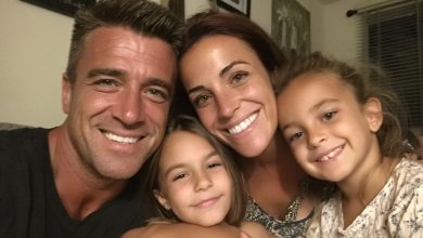 Per quindici anni mio marito diceva che lo stipendio era basso e io risparmiavo su tutto. Ho trovato per caso delle ricevute per l’affitto di un secondo appartamento e sono andata a vedere l’indirizzo. Quello che ho visto lì mi ha spezzato la vita… Per quindici anni mio marito diceva che lo stipendio era basso e io risparmiavo su tutto. Ho trovato per caso delle ricevute per l’affitto di un secondo appartamento e sono andata a vedere l’indirizzo. Quello che ho visto lì mi ha spezzato la vita…