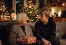 Mio nipote ha improvvisamente iniziato a interessarsi al mio passato — veniva, prendeva appunti, faceva domande. Pensavo fosse un progetto scolastico. Ma al mio settantesimo compleanno mi ha fatto un regalo che ha cambiato tutto…