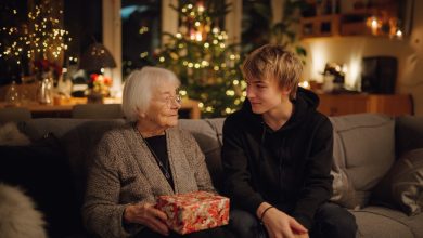 Mio nipote ha improvvisamente iniziato a interessarsi al mio passato — veniva, prendeva appunti, faceva domande. Pensavo fosse un progetto scolastico. Ma al mio settantesimo compleanno mi ha fatto un regalo che ha cambiato tutto…